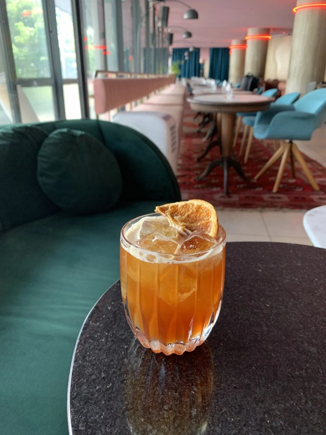 Zé azedinho: receita de Michelly RossiLeia mais em: https://gutenberg.vejasp.abril.com.br/coluna/notas-etilicas/riviera-bartenders-premiados/ Zé azedinho: receita de Michelly RossiLeia mais em: https://gutenberg.vejasp.abril.com.br/coluna/notas-etilicas/riviera-bartenders-premiados/