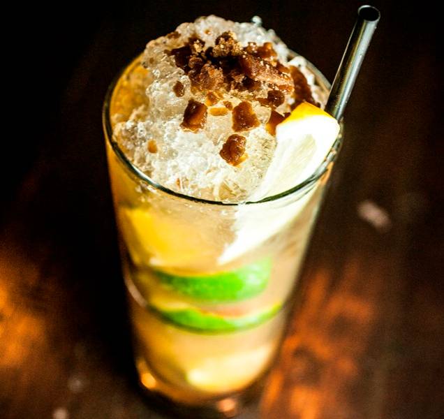 A caipirinha de limões taiti e siciliano é adoçada com rapadura A caipirinha de limões taiti e siciliano é adoçada com rapadura