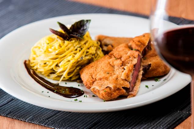 A milanesa de filé-mignon vem na companhia de tagliolini A milanesa de filé-mignon vem na companhia de tagliolini