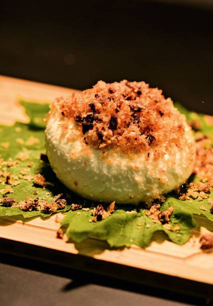 Burrata com crocante de azeitona preta Burrata com crocante de azeitona preta