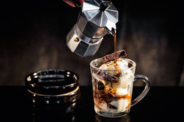 Affogato: xícara com sorvete de creme, pedaços de chocolate meio amargo e café feito à moda italiana Affogato: xícara com sorvete de creme, pedaços de chocolate meio amargo e café feito à moda italiana