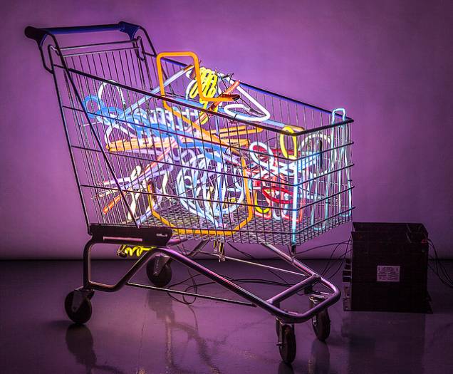Na Choque Cultural, Ale Jodrão expõe uma instalação com luzes neon Na Choque Cultural, Ale Jodrão expõe uma instalação com luzes neon