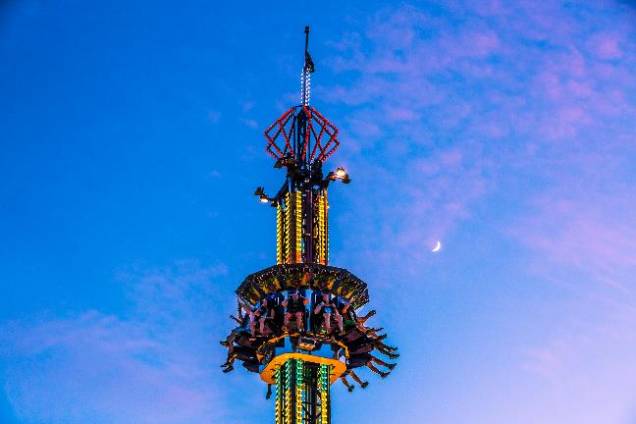 No evento, o público pode se divertir em brinquedos de parque de diversão No evento, o público pode se divertir em brinquedos de parque de diversão