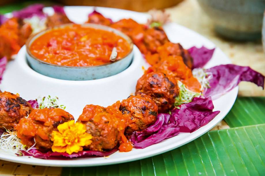 Almôndega recheada de mascarpone e cozida no molho de tomate Almôndega recheada de mascarpone e cozida no molho de tomate