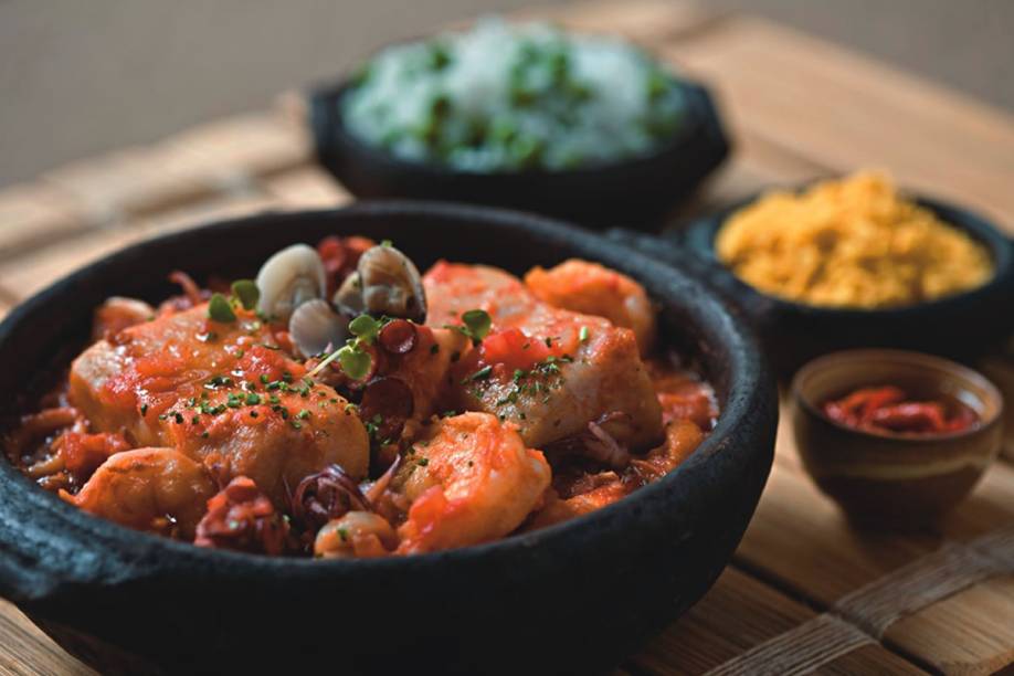 A caldeirada do comandante, de frutos do mar ao molho de tomate e ervas