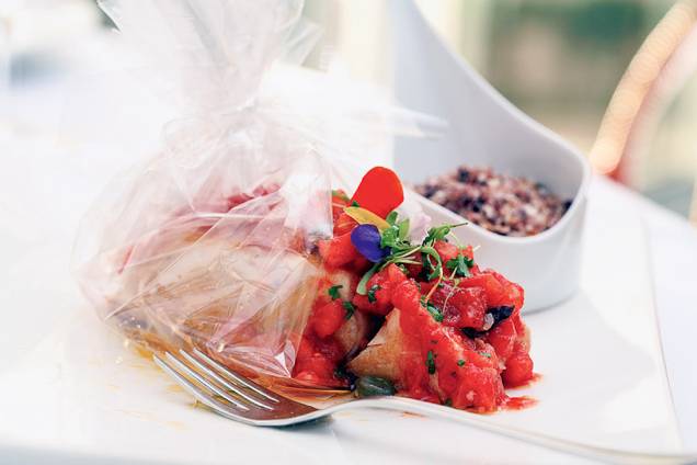Papillote de peixe do dia com tomate e farofa de azeitona Papillote de peixe do dia com tomate e farofa de azeitona