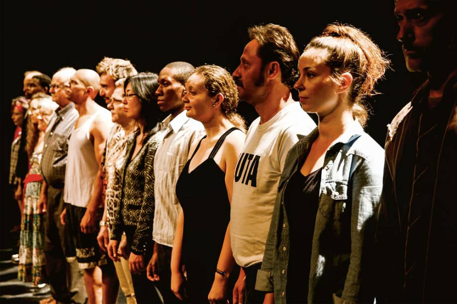 O elenco de dezoito integrantes: só cinco atores são profissionais O elenco de dezoito integrantes: só cinco atores são profissionais