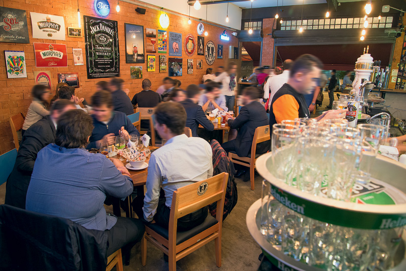 Bottled Dog: salão concorrido Bottled Dog: salão concorrido