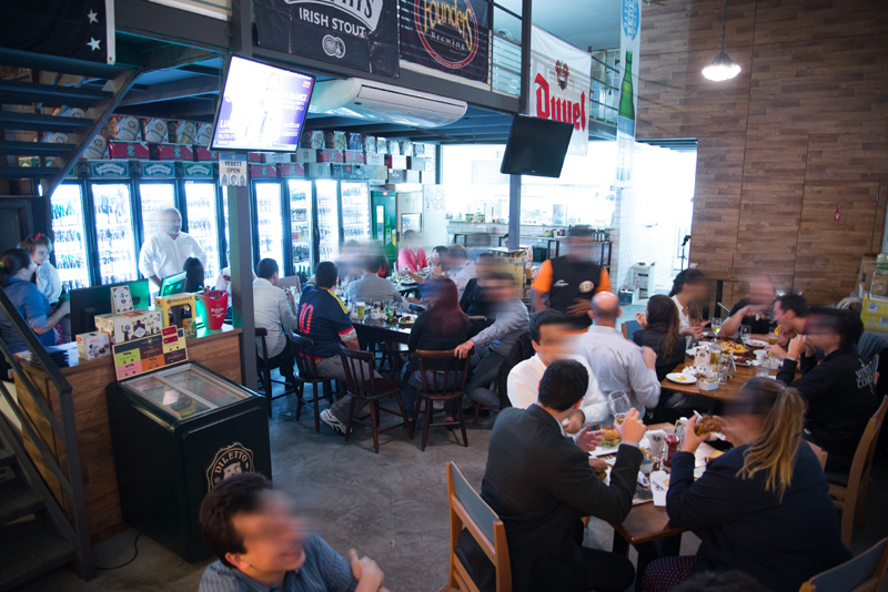 Bottled Dog: salão concorrido Bottled Dog: salão concorrido