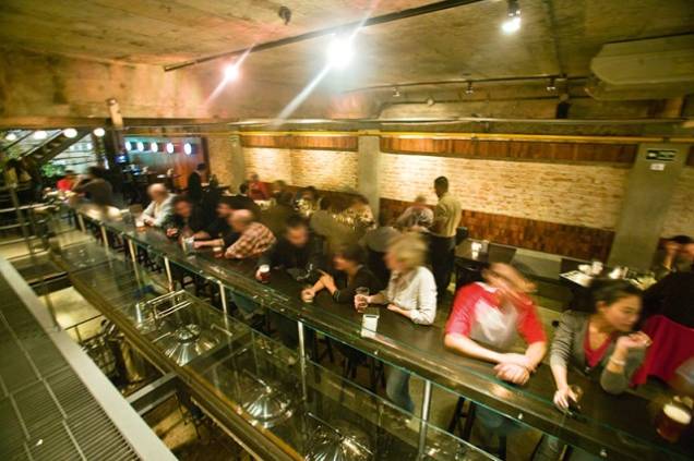 O misto de fábrica com bar: o ambiente amplo O misto de fábrica com bar: o ambiente amplo