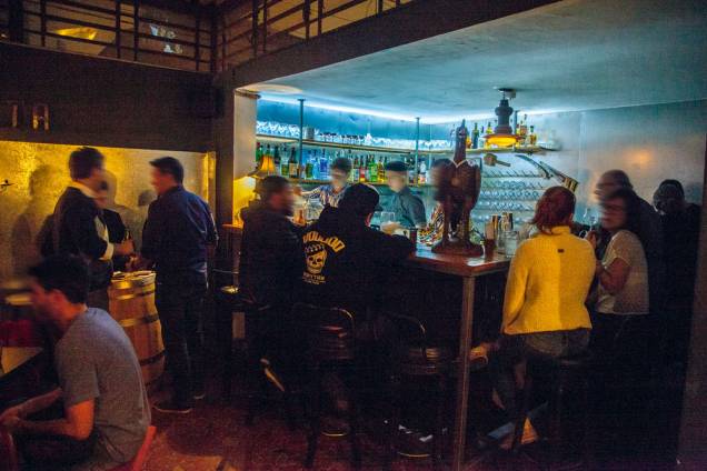 O concorrido balcão: casa com ótimos drinques O concorrido balcão: casa com ótimos drinques