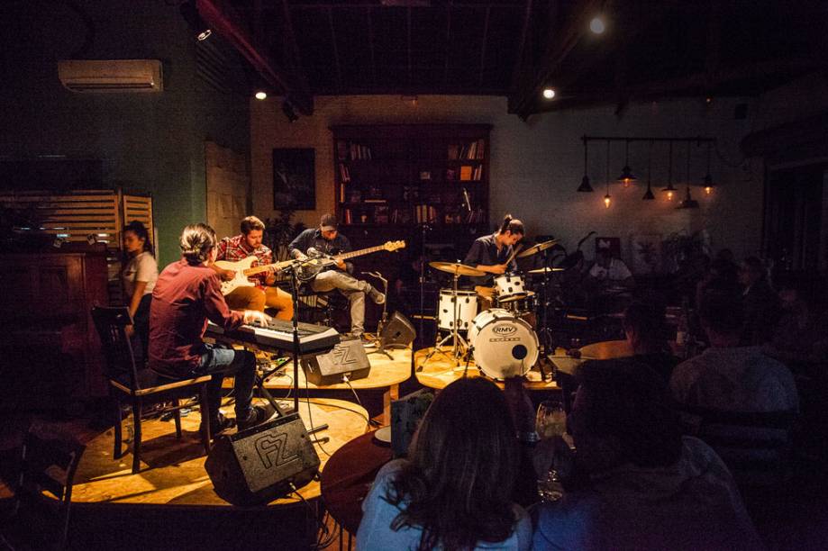 Apresentações no centro do salão: shows intimistas de jazz e projetos autorais Apresentações no centro do salão: shows intimistas de jazz e projetos autorais