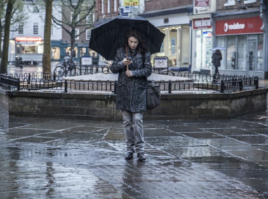 Amy (Olga Kurylenko) leva uma vida de excessos Amy (Olga Kurylenko) leva uma vida de excessos