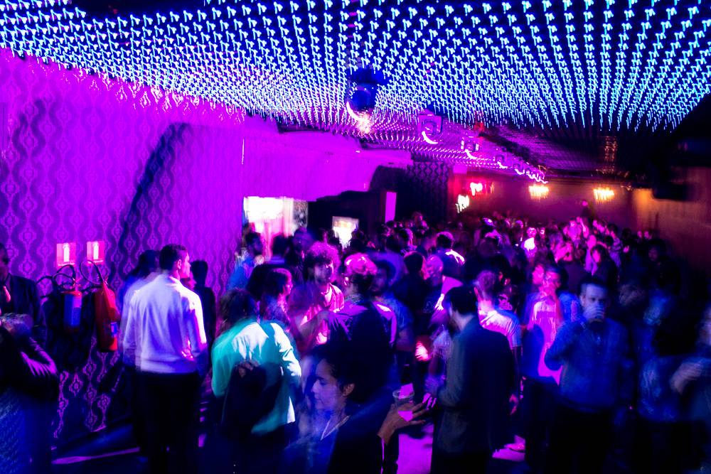 Anexo B: festa open bar no sábado.
