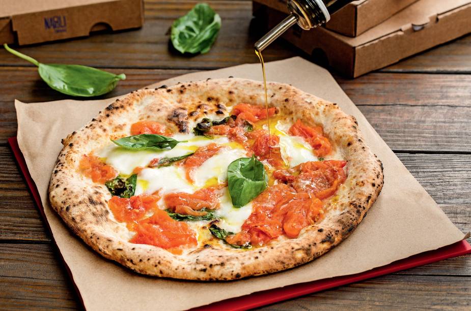 Nova versão da margherita: cobertura leva mussarela de búfala, tomate italiano, pecorino e manjericão Nova versão da margherita: cobertura leva mussarela de búfala, tomate italiano, pecorino e manjericão