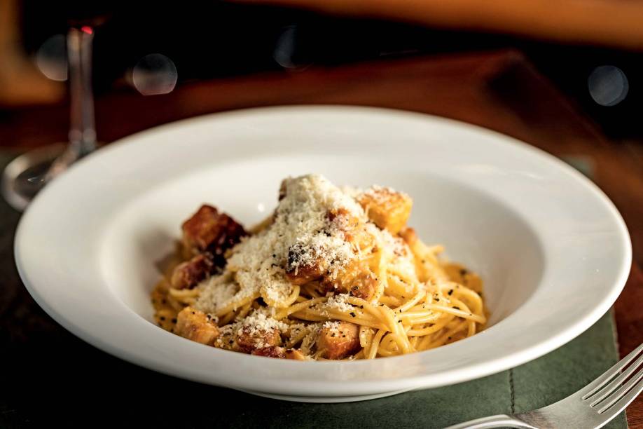 Carbonara de pato: com massa feita na casa e sabor intenso da ave