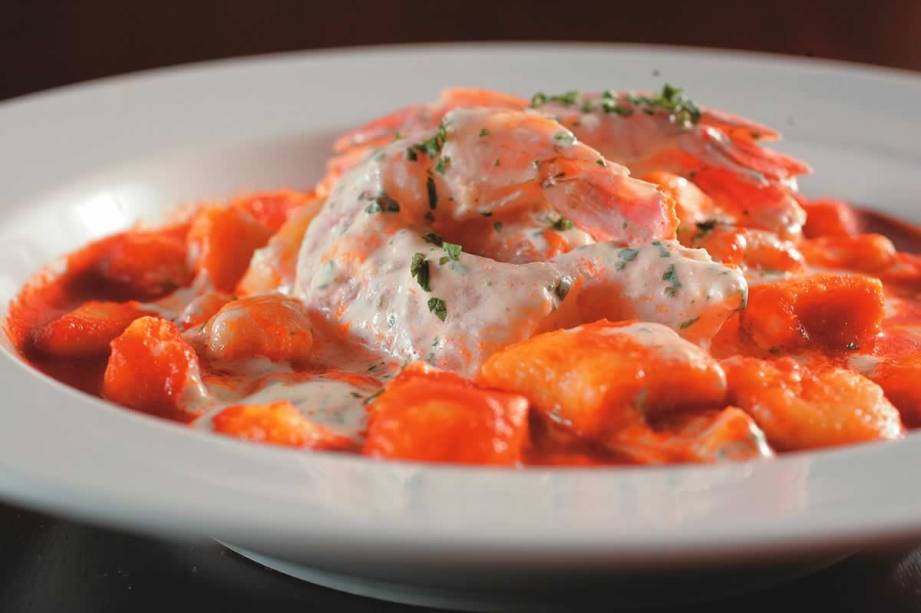 Nhoque de abóbora aos molhos de tomate e branco coroado com camarão do italiano Antonietta