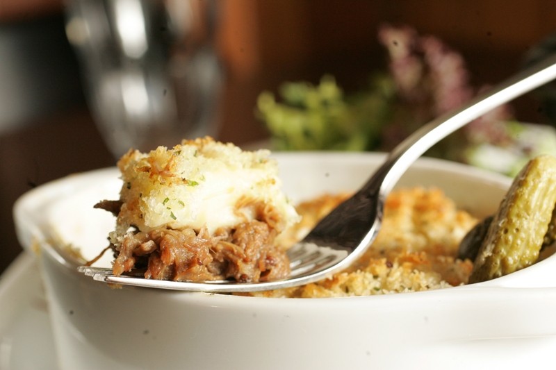 O hachis parmentier é um gratinado de rabada desfiada com purê de batatas e crosta de pão