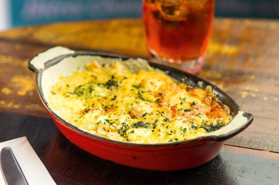 Arroz de forno: alho-poró, linguiça, presunto, tomate e queijo gruyère