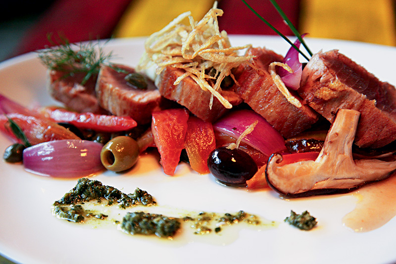 Atum selado na companhia de tomate confitado, cebola, cogumelo e azeitonas preta e verde Atum selado na companhia de tomate confitado, cebola, cogumelo e azeitonas preta e verde