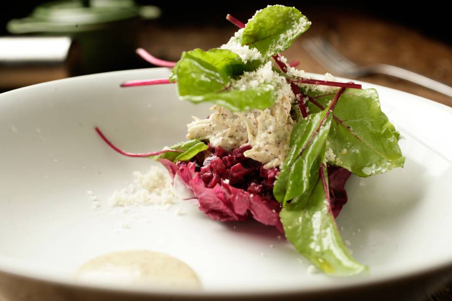 Salada de cubos de beterraba sobre radicchio com frango caipira desfiado e anchova