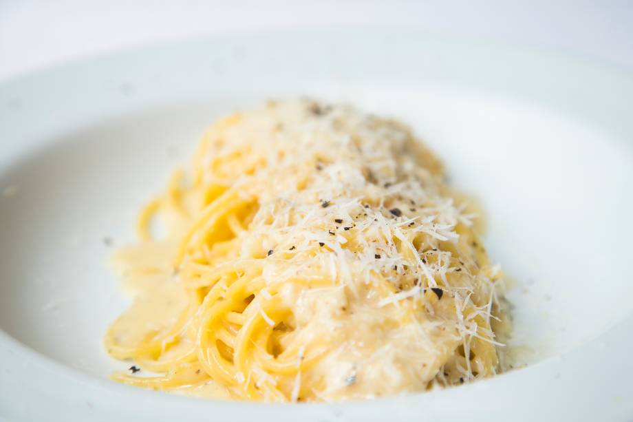 Espaguete cacio e pepe