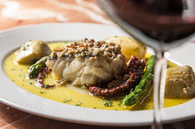 Bacalhau servido com polvo e aspargo Bacalhau servido com polvo e aspargo