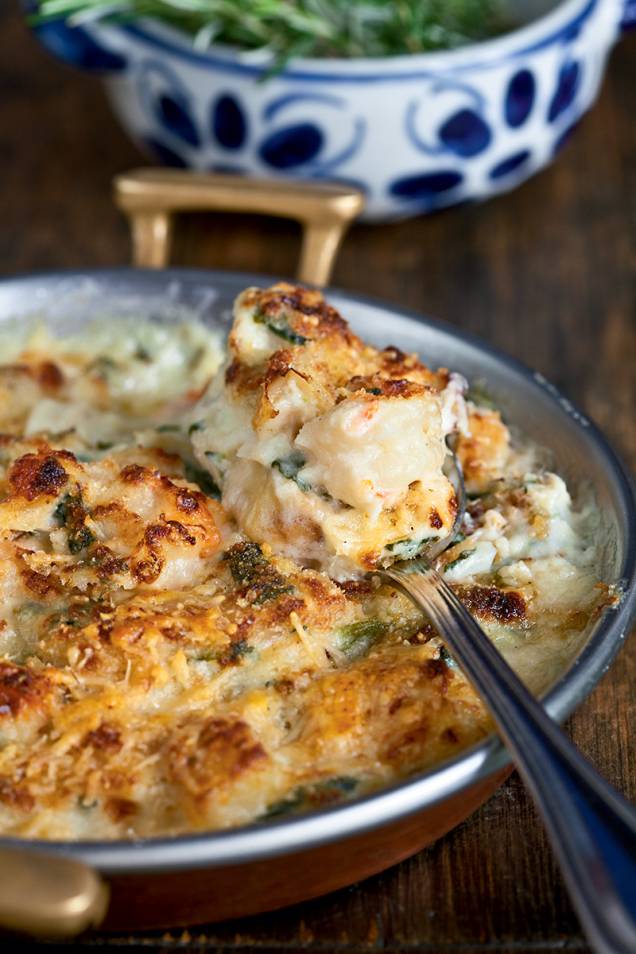 Espírito Santo: lascas de bacalhau misturado a camarão e creme de espinafre Espírito Santo: lascas de bacalhau misturado a camarão e creme de espinafre