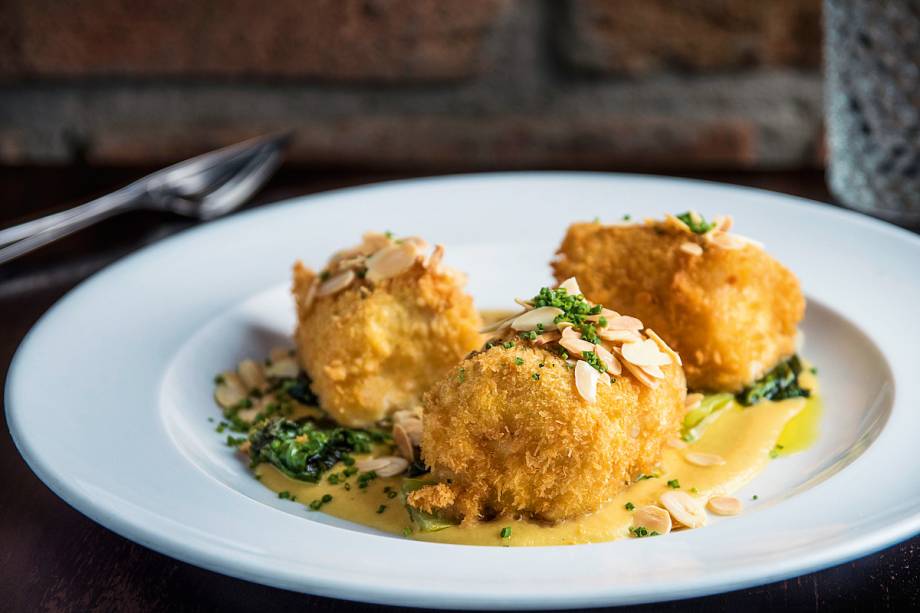 Bacalhau empanado sobre molho de laranja