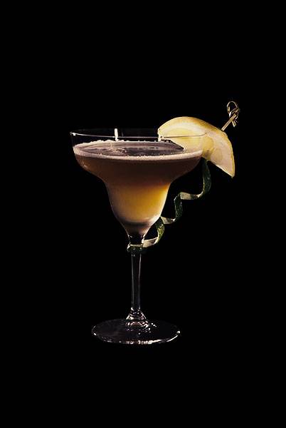 O coquetel do Bistrot Bagatelle mistura uísque, suco de abacaxi, licores 43 e chambord e limão