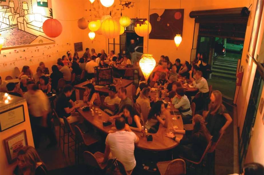 Balcão: o móvel que dá nome à casa tem 25 metros de comprimento e banquetas dos dois lados Balcão: o móvel que dá nome à casa tem 25 metros de comprimento e banquetas dos dois lados