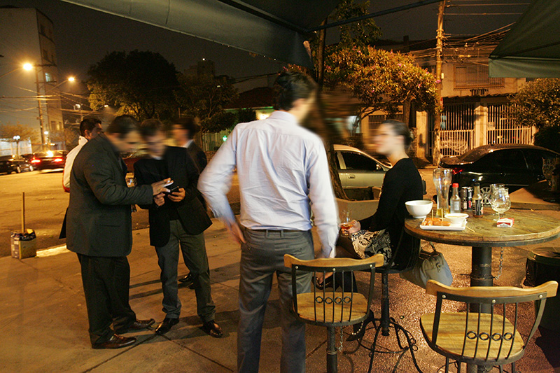 Mesas na área externa do endereço, instalado em uma rua tranquila Mesas na área externa do endereço, instalado em uma rua tranquila