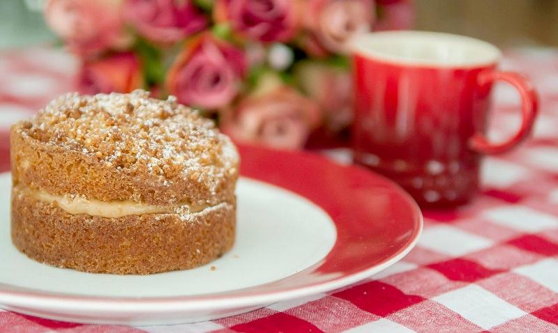 Minibolo de farofa de paçoca com doce de leite