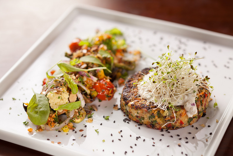 Hambúrguer vegetariano: feito com quinoa e grão-de-bico