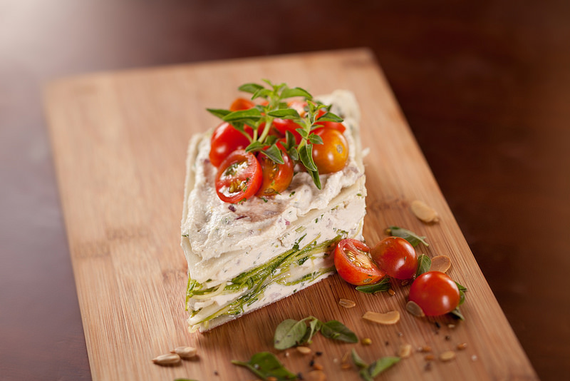 Lasanha de palmito pupunha: coberta por tomate-cereja