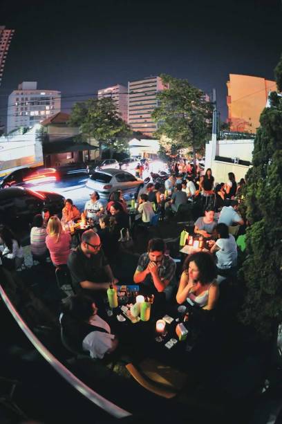 Papo na calçada: a casa passou a fechar à 0h20 Papo na calçada: a casa passou a fechar à 0h20