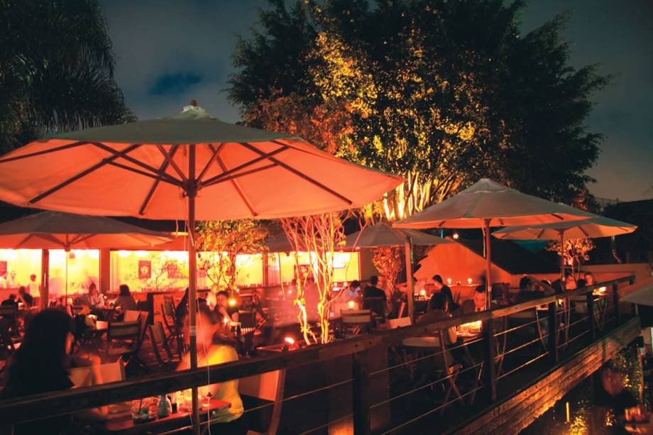 Deque espaçoso do sushi-bar The Garden: para bebericar ao ar livre Deque espaçoso do sushi-bar The Garden: para bebericar ao ar livre