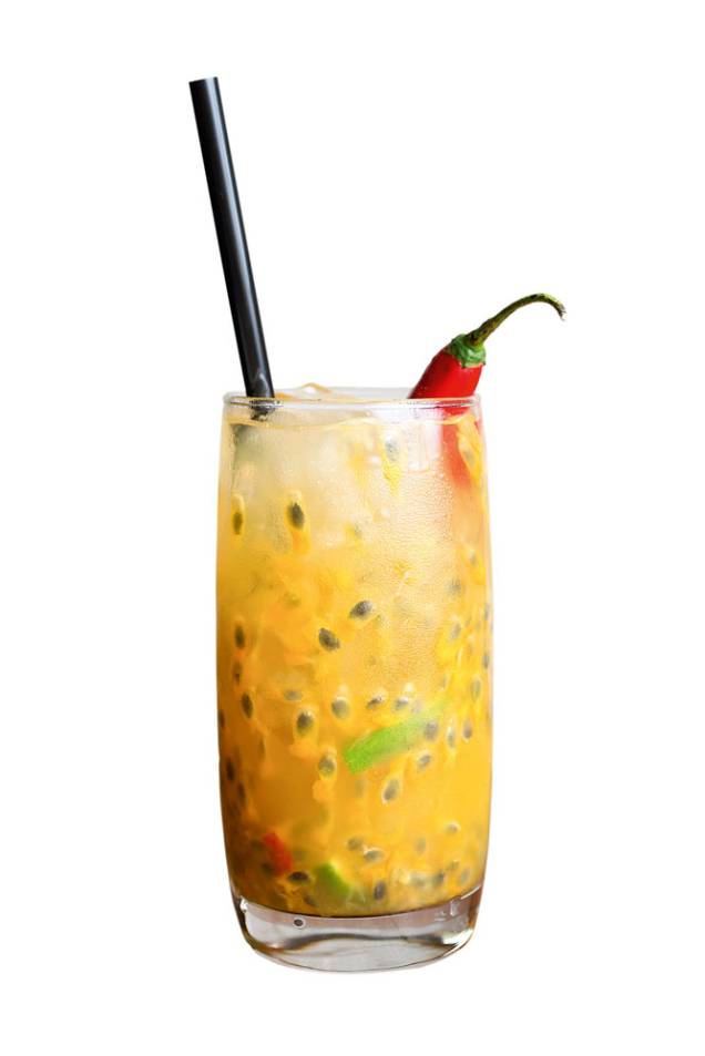 caipirosca: mistura de vodca, limão, maracujá e pimenta dedo-de-moça caipirosca: mistura de vodca, limão, maracujá e pimenta dedo-de-moça