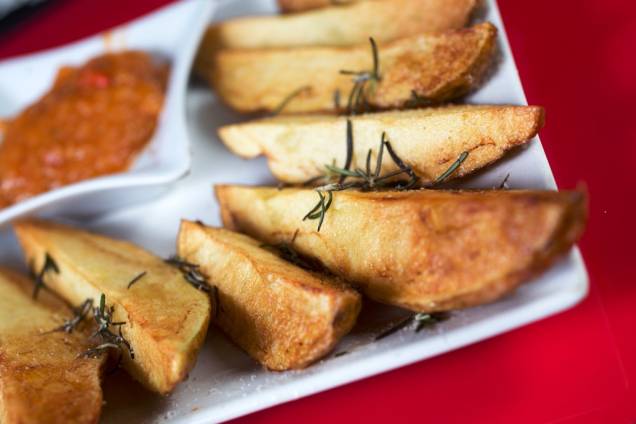 Para petiscar, vá de fritas gordinhas e crocantes ao molho de tomate pedaçudo e picante Para petiscar, vá de fritas gordinhas e crocantes ao molho de tomate pedaçudo e picante