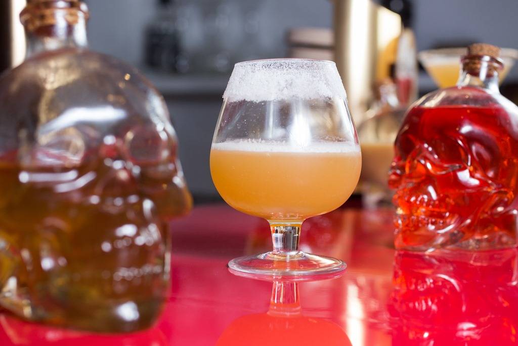 O la crosta, com brandy, xarope cítrico e limão, vem com açúcar na borda da taça