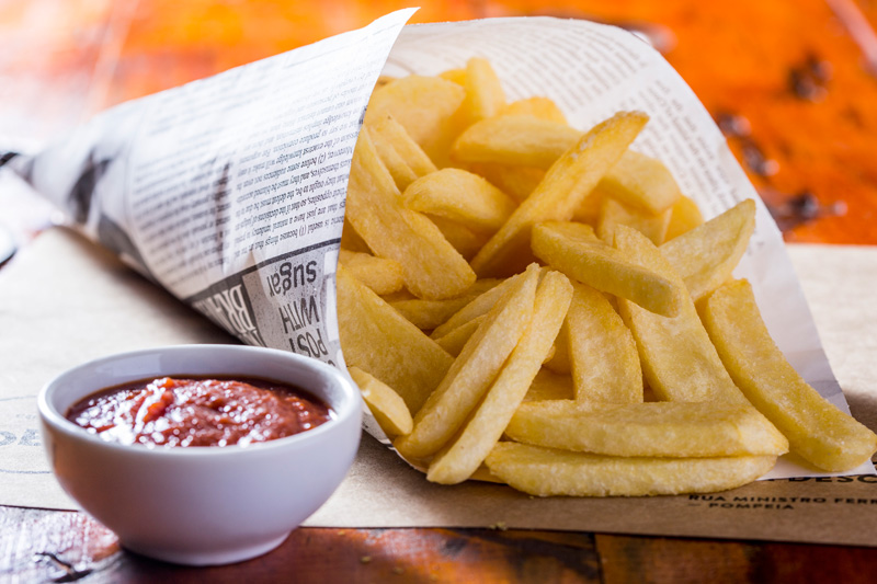 A porção de batatas fritas no cone