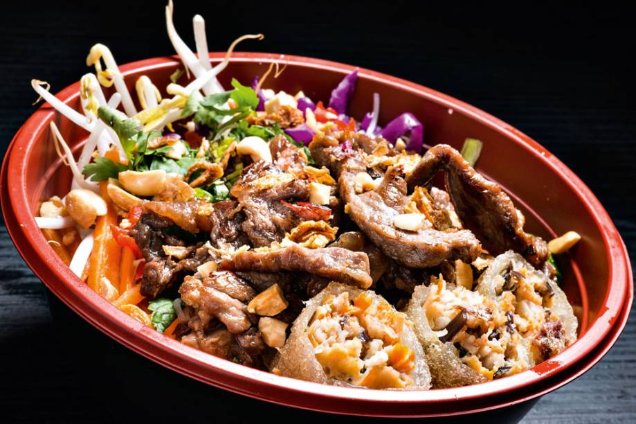 Aperitivo: carne bovina, alface, repolho, macarrãode arroz, broto de feijão, cenoura, pepino, amendoim e cebola frita Aperitivo: carne bovina, alface, repolho, macarrãode arroz, broto de feijão, cenoura, pepino, amendoim e cebola frita