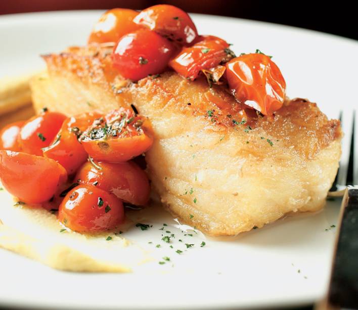 Bacalhau em posta alta com purê de grão-de-bico e tomatinhos Bacalhau em posta alta com purê de grão-de-bico e tomatinhos