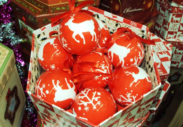 Caixa com 14 bolas de Natal estampadas, na Armarinhos Universal Caixa com 14 bolas de Natal estampadas, na Armarinhos Universal