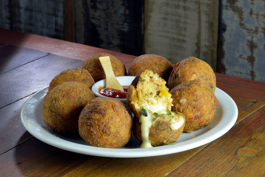 	 Bolinho mexidinho é feito com arroz, cernoura, cebola, entre outros temperinhos