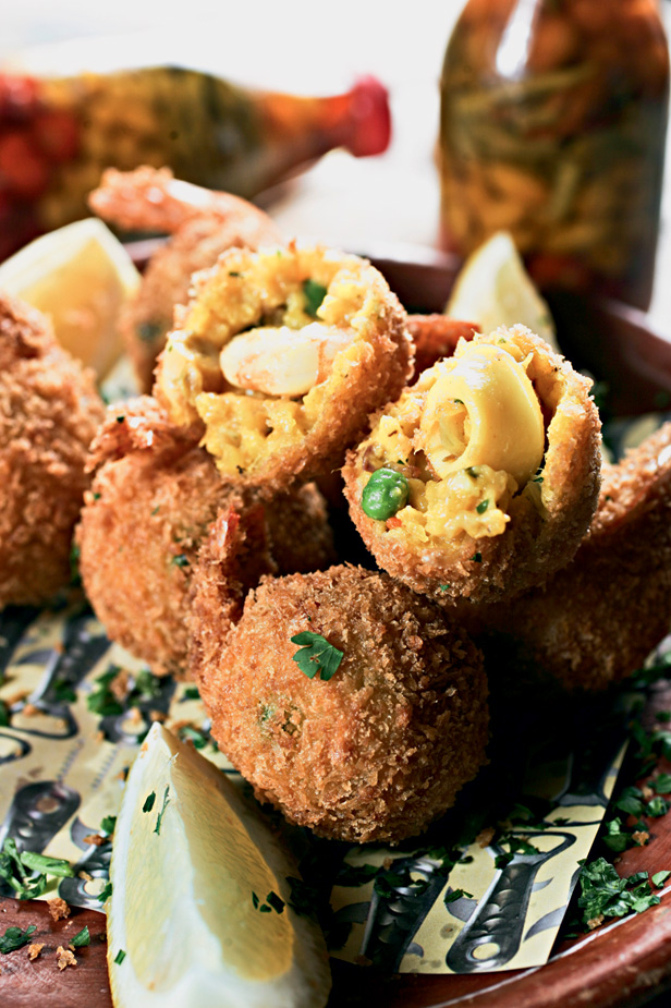 Bolinhos de paella: porção com oito unidades Bolinhos de paella: porção com oito unidades