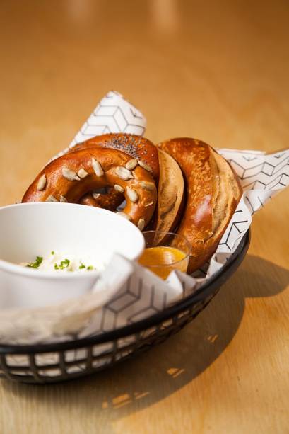 A porção com três minipretzels vem junto de mostarda e creme de queijo azedo