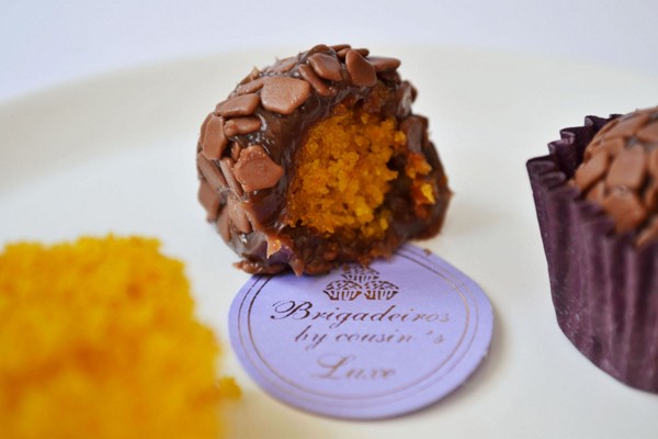 Páscoa fora de hora, na Brigadeiros by Cousins: brigadeiro recheado de bolo de cenoura (R$ 4,00)