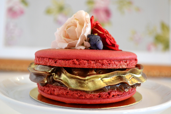 Macaronade", criação da Brigadeiros by Cousins: macaron gigante de framboesa com confit de morango, creme de brigadeirosuíço erosas cristalizadas