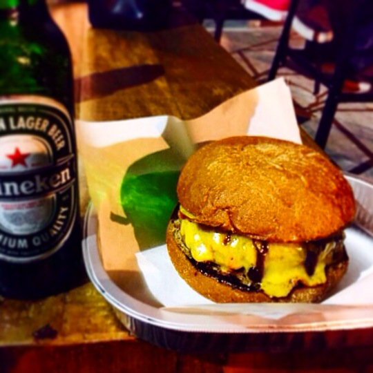 Sanduíche da casa: Bronx Burger (Pão Australiano, Burger, Cheddar inglês e Cebola Caramelizada) Sanduíche da casa: Bronx Burger (Pão Australiano, Burger, Cheddar inglês e Cebola Caramelizada)